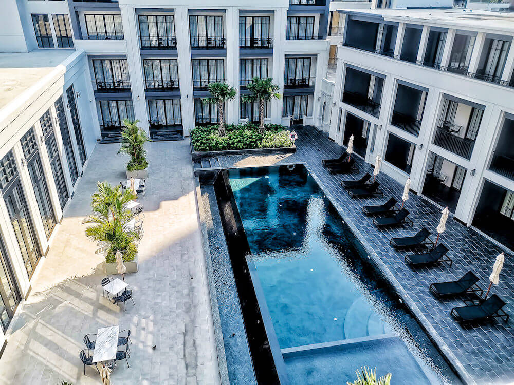 ワン パティオ ホテル パタヤ（One patio hotel pattaya）の客室バルコニーから望むプールビュー