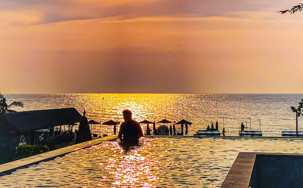 アナアナン リゾート アンド ヴィラズ パタヤ（Ana Anan Resort and Villas Pattaya）のインフィニティプールから望むサンセット