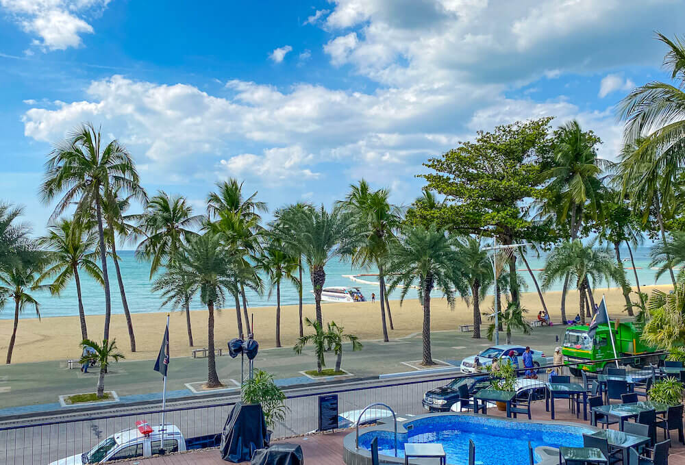 ハードロック ホテル パタヤ（Hard Rock Hotel Pattaya）の目の前に広がるビーチ