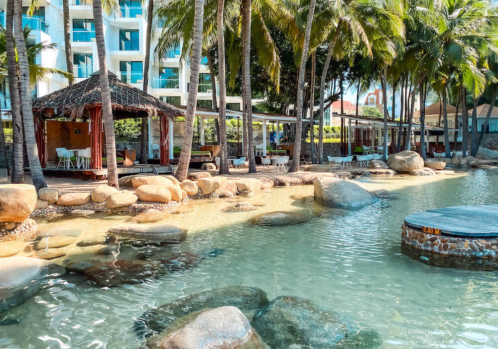 ハードロック ホテル パタヤ（Hard Rock Hotel Pattaya）のプールのサンドエリア