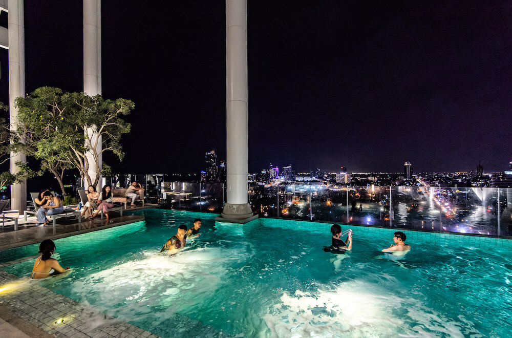 夜のアーバー ホテル アンド レジデンス パタヤ（Arbour Hotel and Residence Pattaya）のプール
