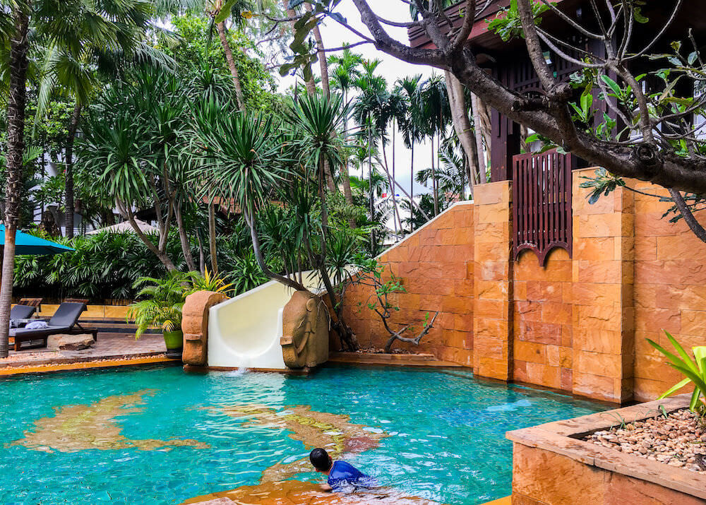 アヴァニ パタヤ リゾート（Avani Pattaya Resort）の中庭とプール