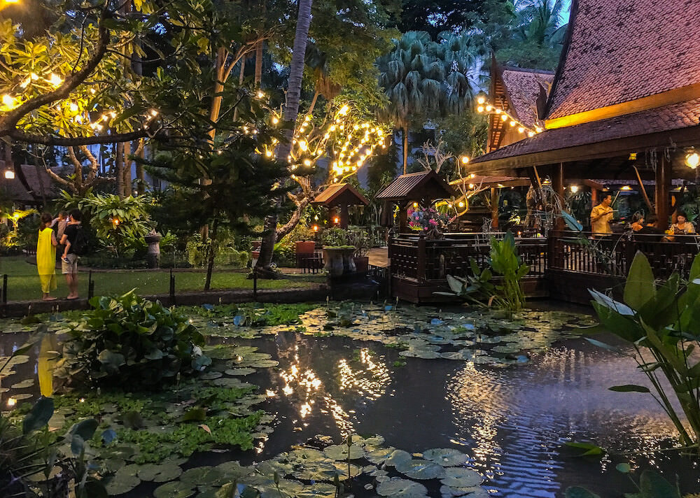 夜のライトアップされたアヴァニ パタヤ リゾート（Avani Pattaya Resort）の中庭５
