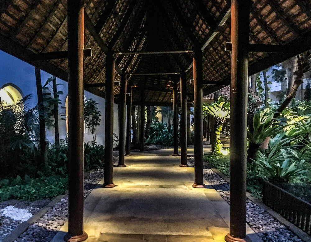 夜のライトアップされたアヴァニ パタヤ リゾート（Avani Pattaya Resort）の中庭３