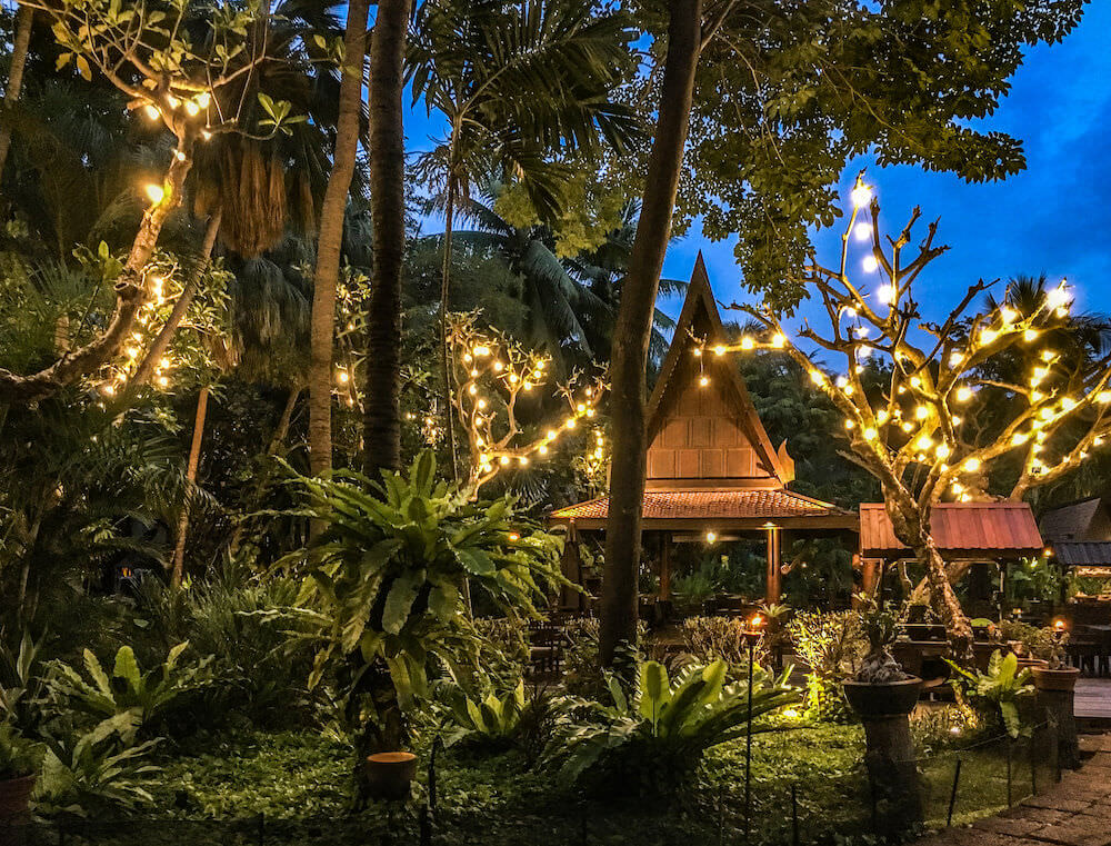 夜のライトアップされたアヴァニ パタヤ リゾート（Avani Pattaya Resort）の中庭