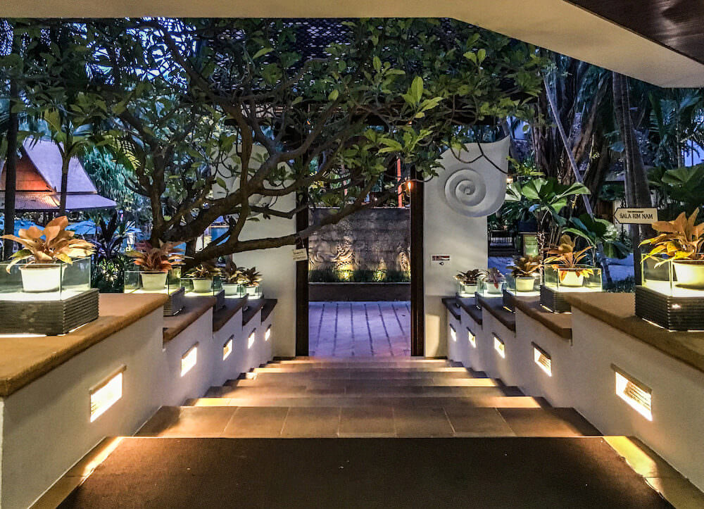 夜のライトアップされたアヴァニ パタヤ リゾート（Avani Pattaya Resort）の中庭２