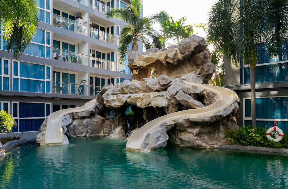 センタラ アズール ホテル パタヤ（Centara Azure Hotel Pattaya）のプールにあるウォータースライダー１