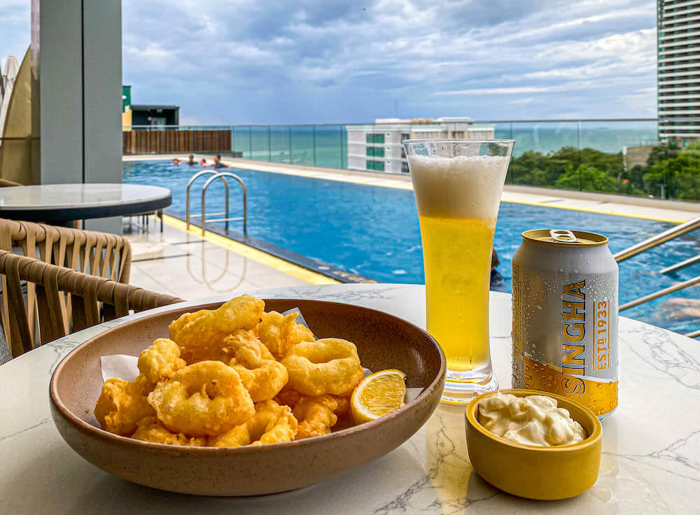 コートヤード バイ マリオット ノース パタヤ（Courtyard by Marriott North Pattaya）のプールサイドバーで飲んだビール