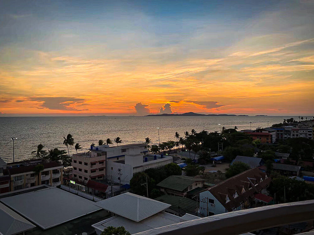 ディー ワーリー ジョムティエン ビーチ パタヤ ホテル（D Varee Jomtien Beach Pattaya Hotel）のバルコニーから望むパタヤの夕日