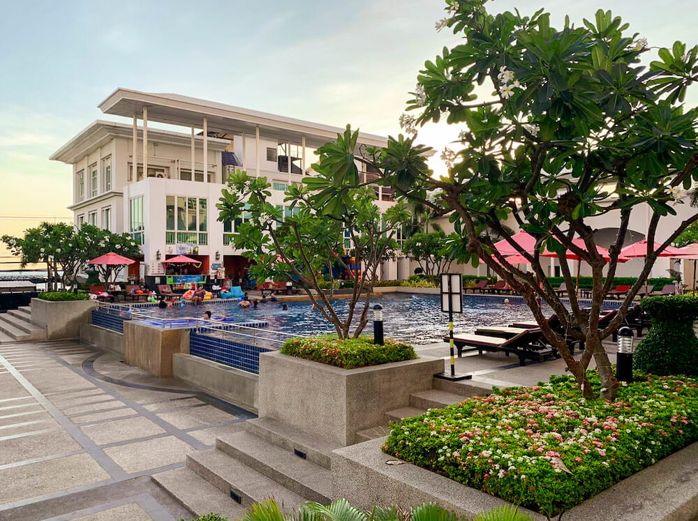 ディー ワーリー ジョムティエン ビーチ パタヤ ホテル（D Varee Jomtien Beach Pattaya Hotel）のプール２