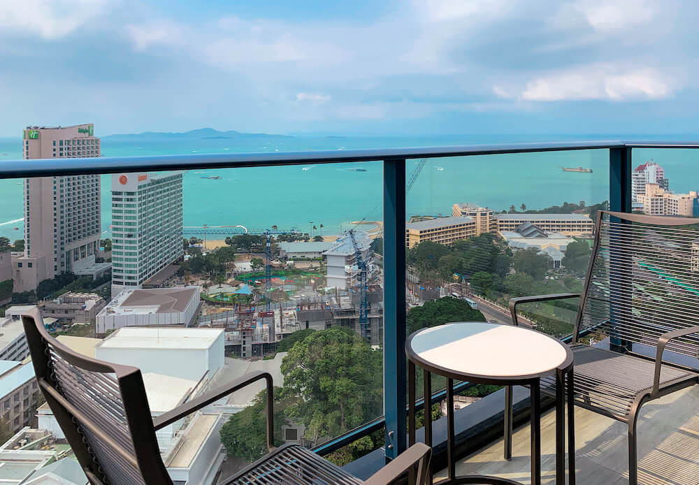 グランデセンターポイントパタヤ（Grande Centre Point Pattaya）のパノラマスイートシービュー客室バルコニー