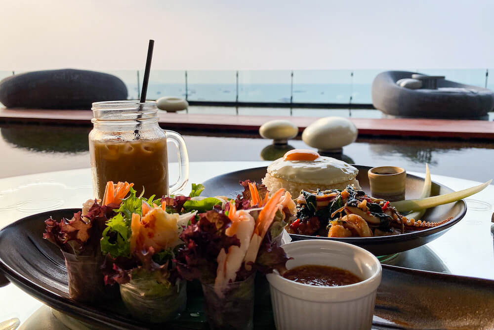 ヒルトンパタヤ（Hilton Pattaya）のカフェ「ドリフト（Drift）」で食べた食事