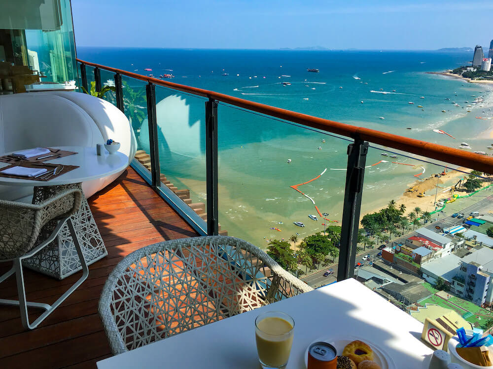 ヒルトンパタヤ（Hilton Pattaya）の朝食会場から見るパタヤビーチ