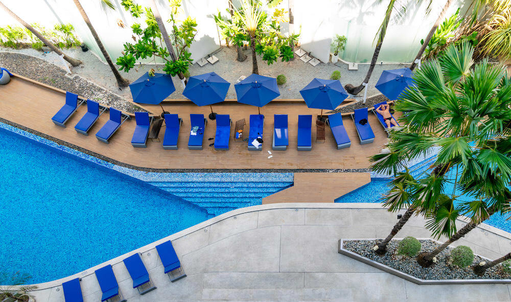 ホテル バラクーダ ヒートン パタヤ バイ コンパス ホスピタリティ（Hotel Baraquda Heeton Pattaya by Compass Hospitality）の客室バルコニーからのプールビュー
