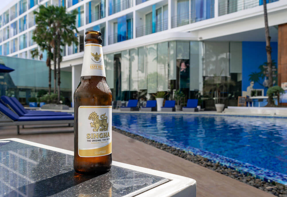 ホテル バラクーダ ヒートン パタヤ バイ コンパス ホスピタリティ（Hotel Baraquda Heeton Pattaya by Compass Hospitality）のプールで飲んだビール