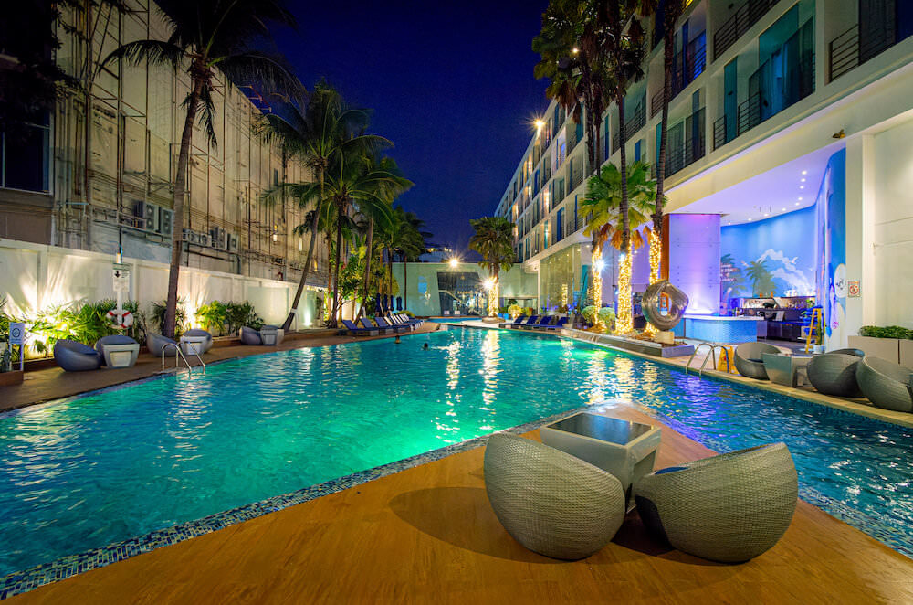 ホテル バラクーダ ヒートン パタヤ バイ コンパス ホスピタリティ（Hotel Baraquda Heeton Pattaya by Compass Hospitality）の夜のプールの様子