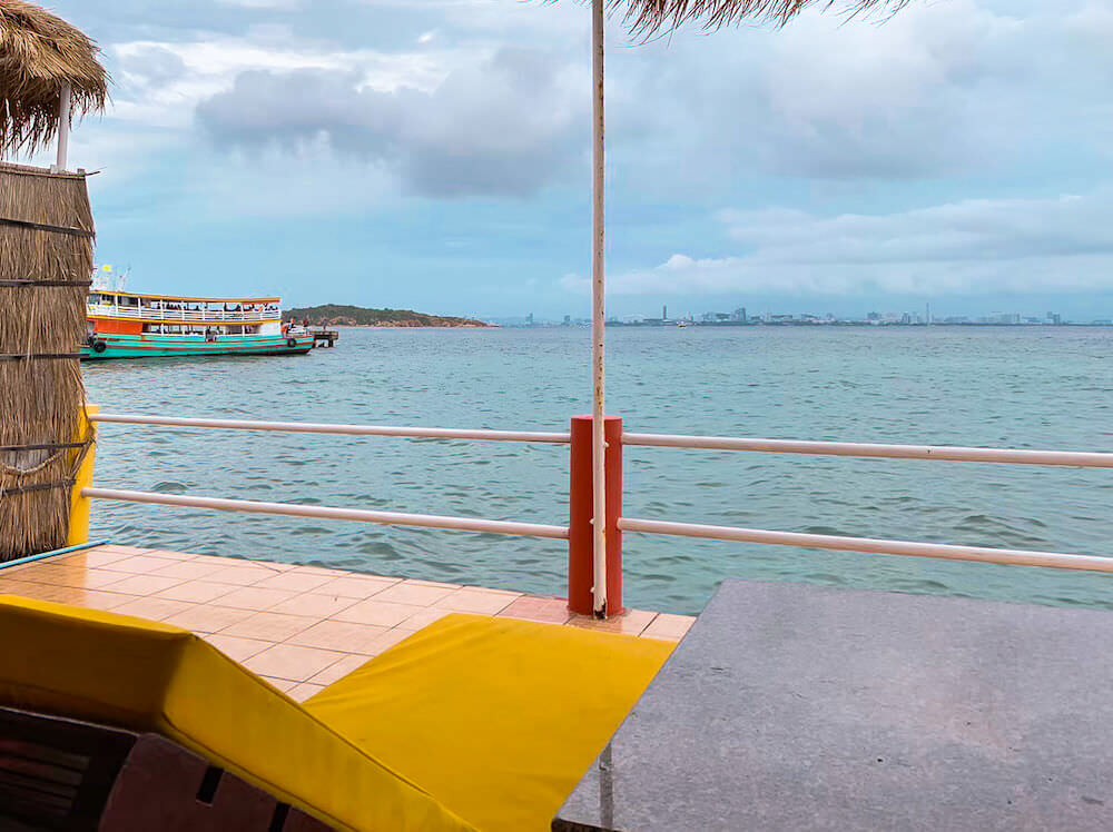 ラレーナ リゾート コラン パタヤ（Lareena Resort Koh Larn Pattaya）の客室バルコニーから望むラン島の海１