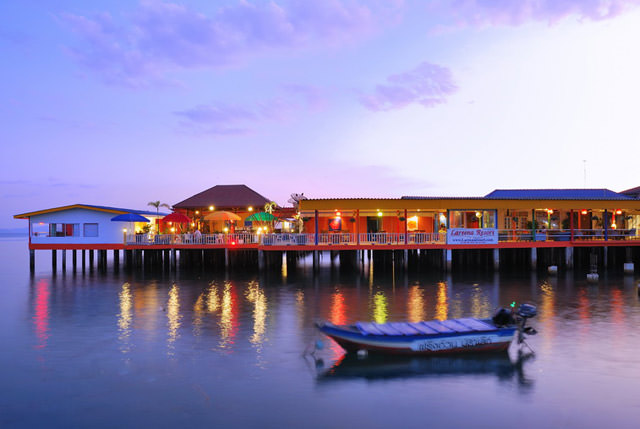 ナーバーン埠頭から見えるラレーナ リゾート コラン パタヤ（Lareena Resort Koh Larn Pattaya）