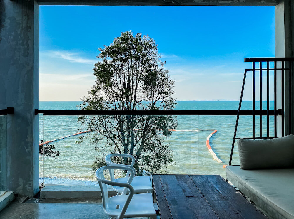 パタヤ モーダス ビーチフロント リゾート（Pattaya Modus Beachfront Resort）の客室バルコニー