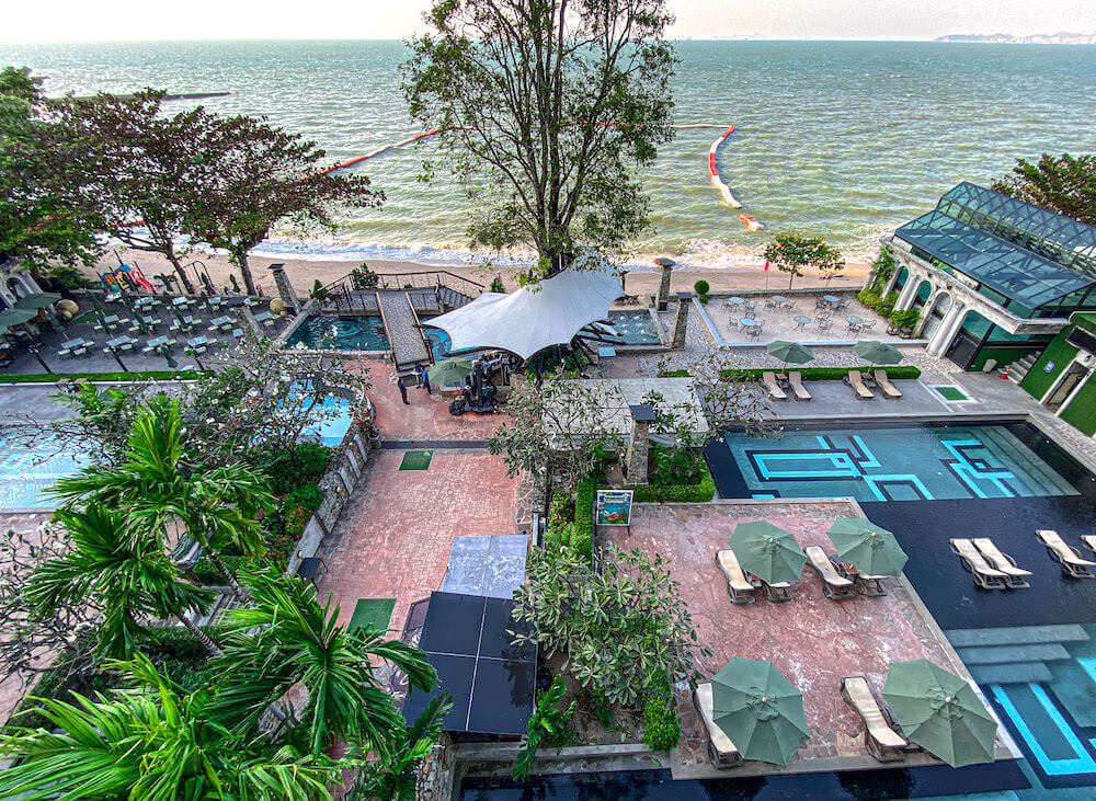 パタヤ モーダス ビーチフロント リゾート（Pattaya Modus Beachfront Resort）から見たプール敷地内とプライベートビーチ