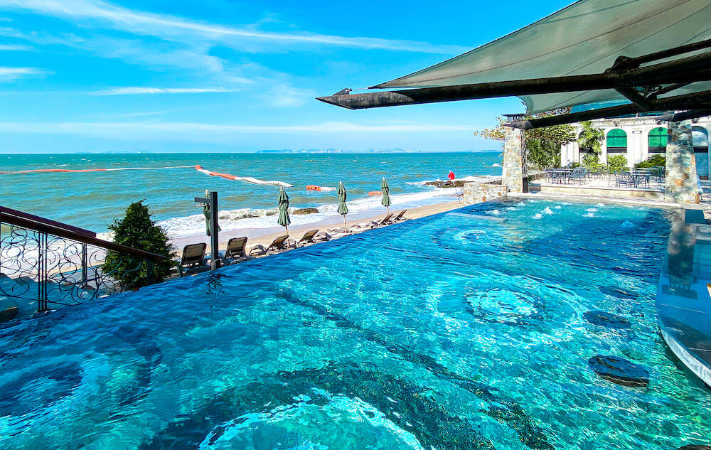 パタヤ モーダス ビーチフロント リゾート（Pattaya Modus Beachfront Resort）のメインプール