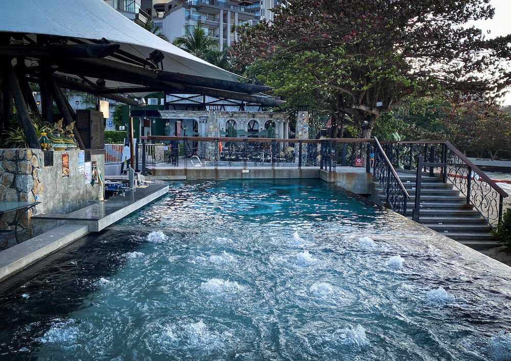 パタヤ モーダス ビーチフロント リゾート（Pattaya Modus Beachfront Resort）のメインプール