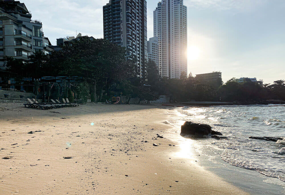 パタヤ モーダス ビーチフロント リゾート（Pattaya Modus Beachfront Resort）のプライベートビーチ２