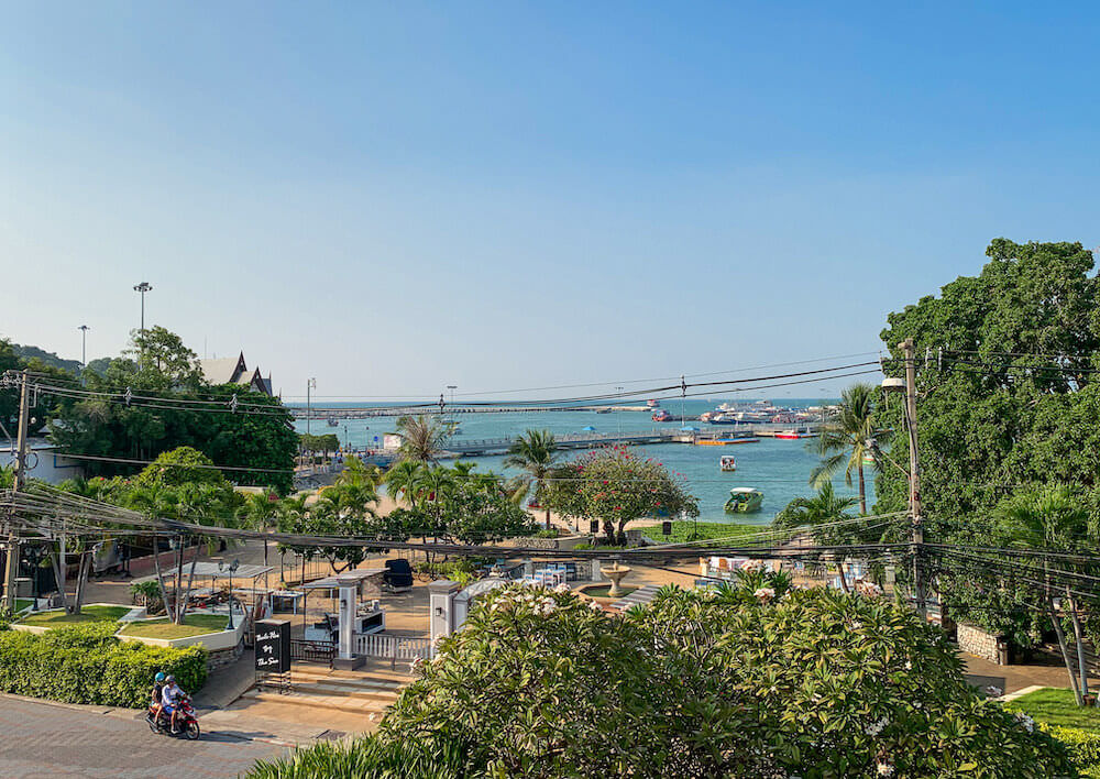 サイアム ベイショア リゾート パタヤ（Siam Bayshore Resort Pattaya）のオーシャンビュー客室からのぞむパタヤの海