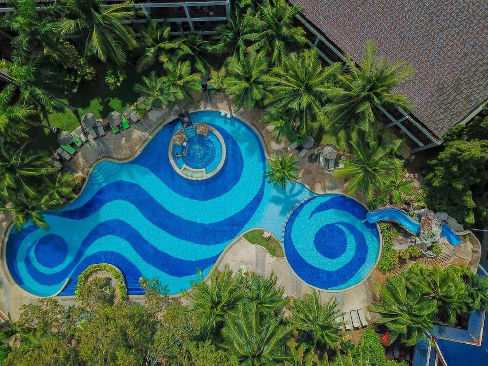 上空から見たサイアム ベイショア リゾート パタヤ（Siam Bayshore Resort Pattaya）のプール