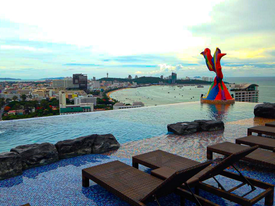 サイアム アット サイアム デザイン ホテル パタヤ（Siam @ Siam Design Hotel Pattaya）のインフィニティプール１