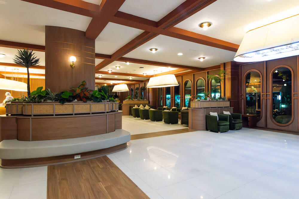 エーワン ザ ロイヤル クルーズ ホテル パタヤ（A-One The Royal Cruise Hotel Pattaya）のエントランスロビー