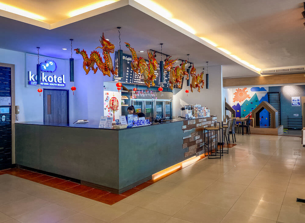 ココテル パタヤ サウス ビーチ（Kokotel Pattaya South Beach）のレセプションカウンター