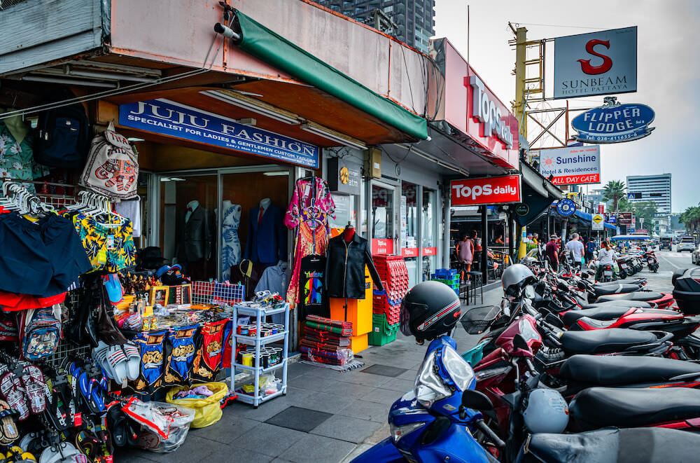 サンビーム ホテル パタヤ（Sunbeam Hotel Pattaya）近くのパタヤビーチロードに並ぶ商店やコンビニ