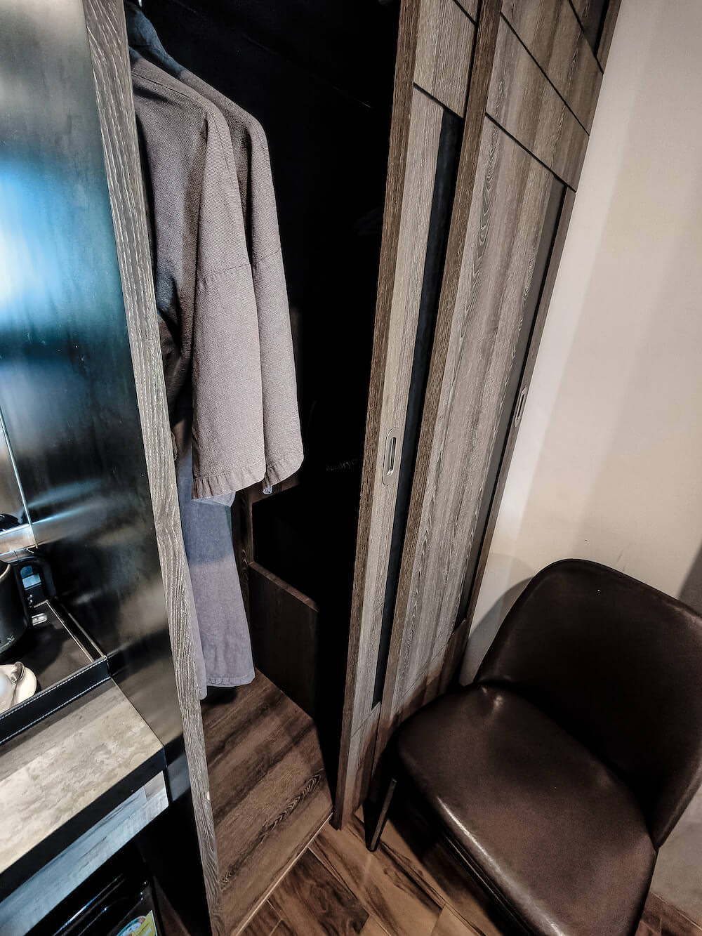 アクア ホテル(Acqua Hotel)客室のクローゼットとガウン