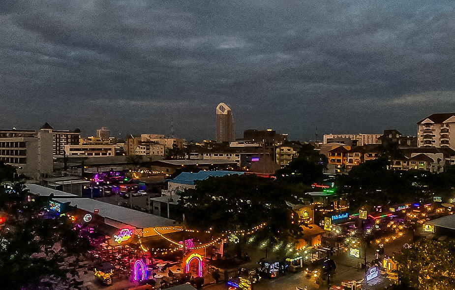 アクア ホテル(Acqua Hotel)の客室バルコニーから見える夜のツリータウン