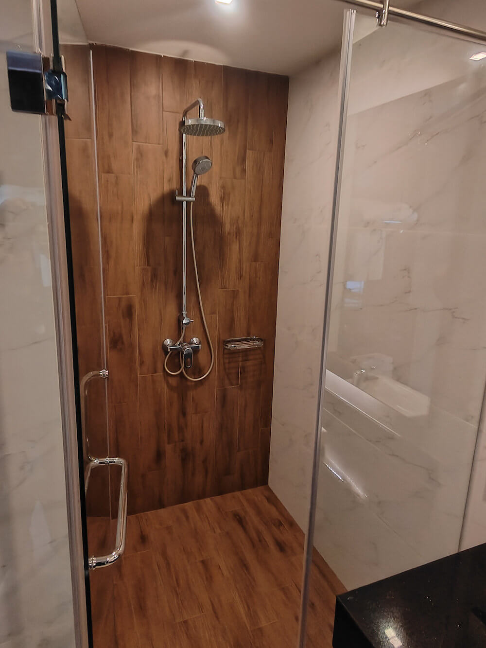 アクア ホテル(Acqua Hotel)客室バスルームのシャワーブース