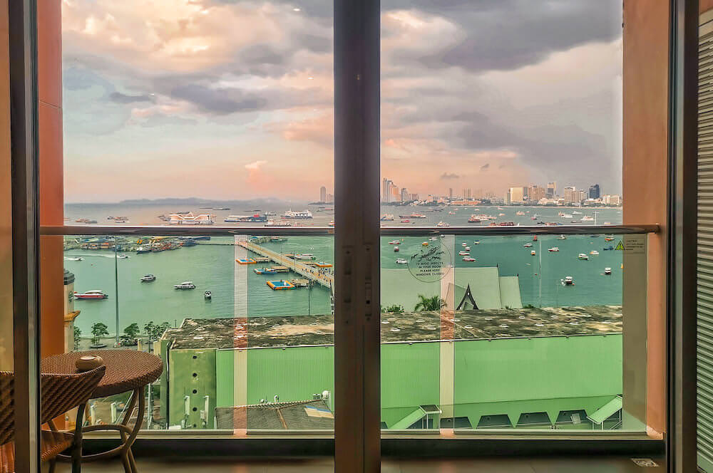 バリハイ ベイ レジデンス(Balihai Bay Residence)プレミアム ダブル オーシャンビュールームのバルコニーからの眺め