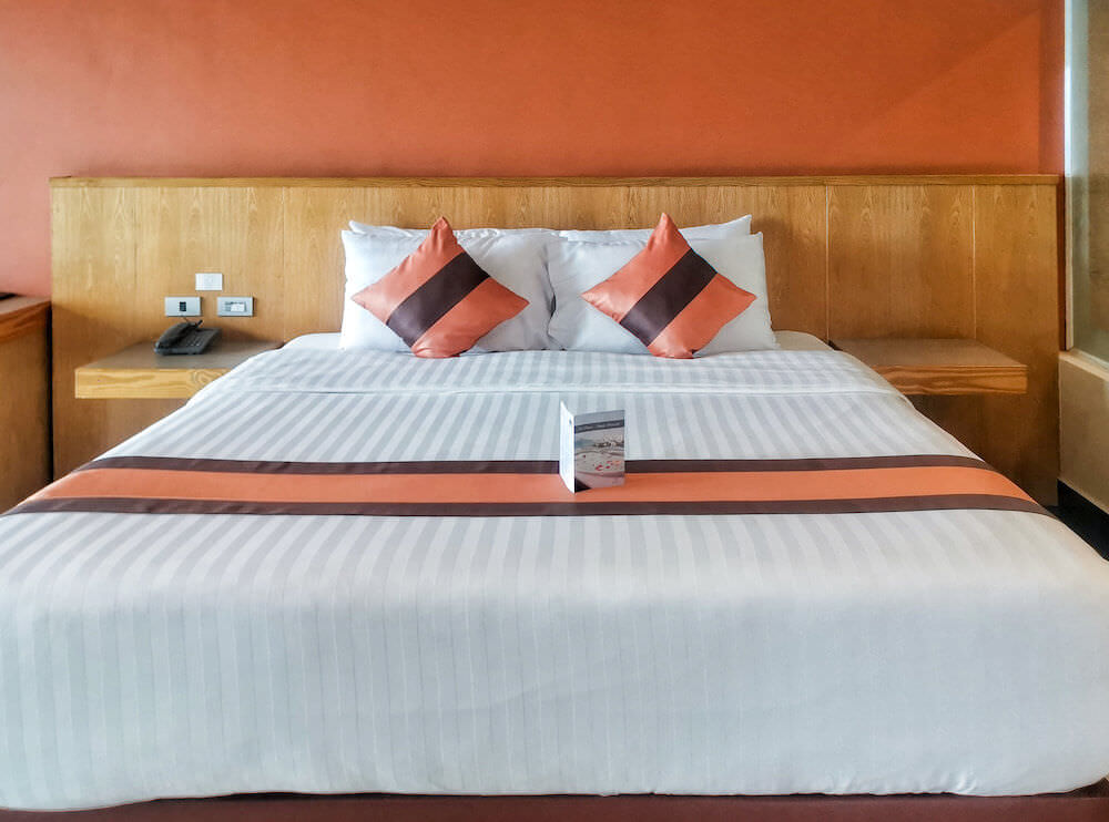 バリハイ ベイ レジデンス(Balihai Bay Residence)プレミアム ダブル オーシャンビュールームのベッド