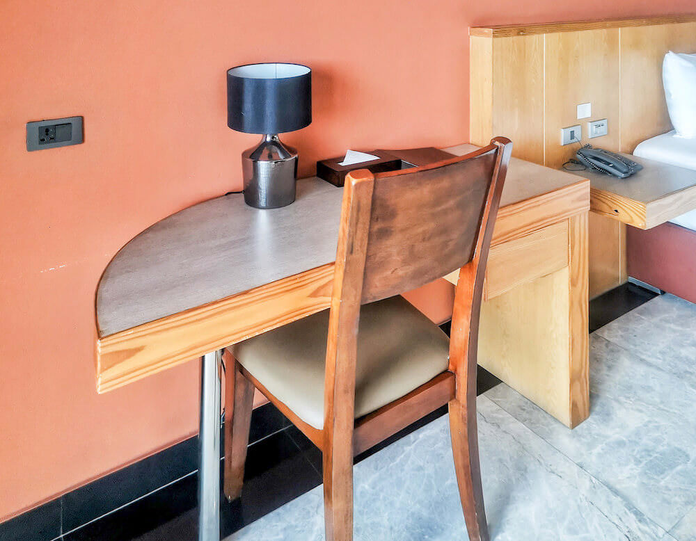 バリハイ ベイ レジデンス(Balihai Bay Residence)プレミアム ダブル オーシャンビュールームのワークデスク