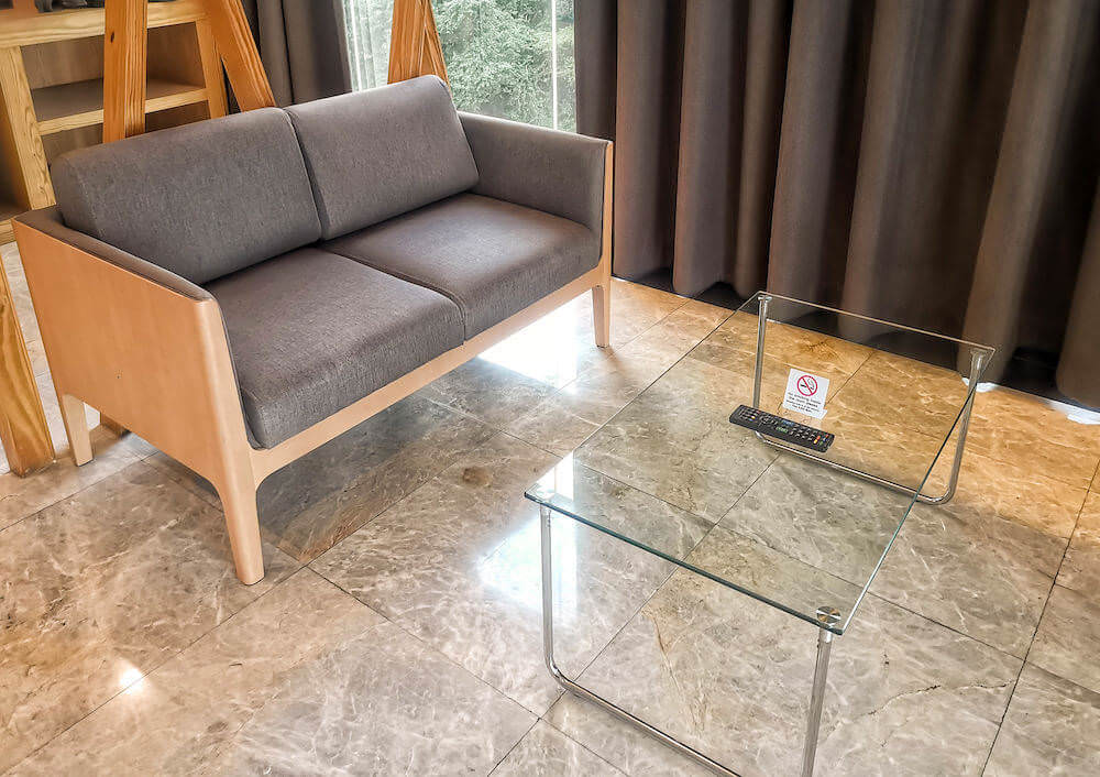 バリハイ ベイ レジデンス(Balihai Bay Residence)プレミアム ダブル オーシャンビュールームのソファー