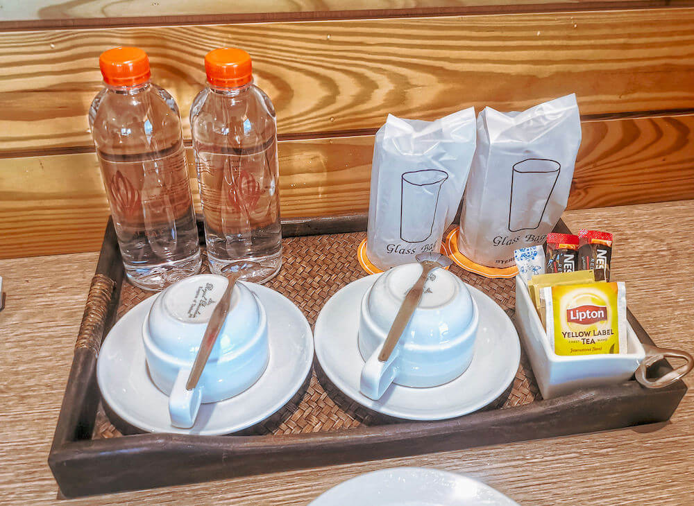 バリハイ ベイ レジデンス(Balihai Bay Residence)プレミアム ダブル オーシャンビュールームに備えられている無料の水とコーヒー