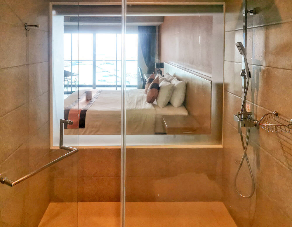 バリハイ ベイ レジデンス(Balihai Bay Residence)プレミアム ダブル オーシャンビュールームのシャワーブース