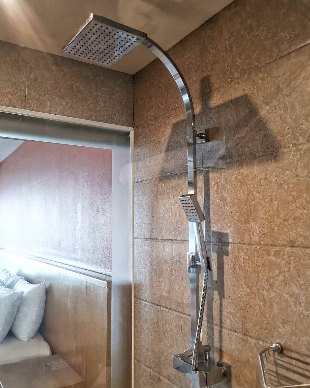 バリハイ ベイ レジデンス(Balihai Bay Residence)プレミアム ダブル オーシャンビュールームのシャワーブース2