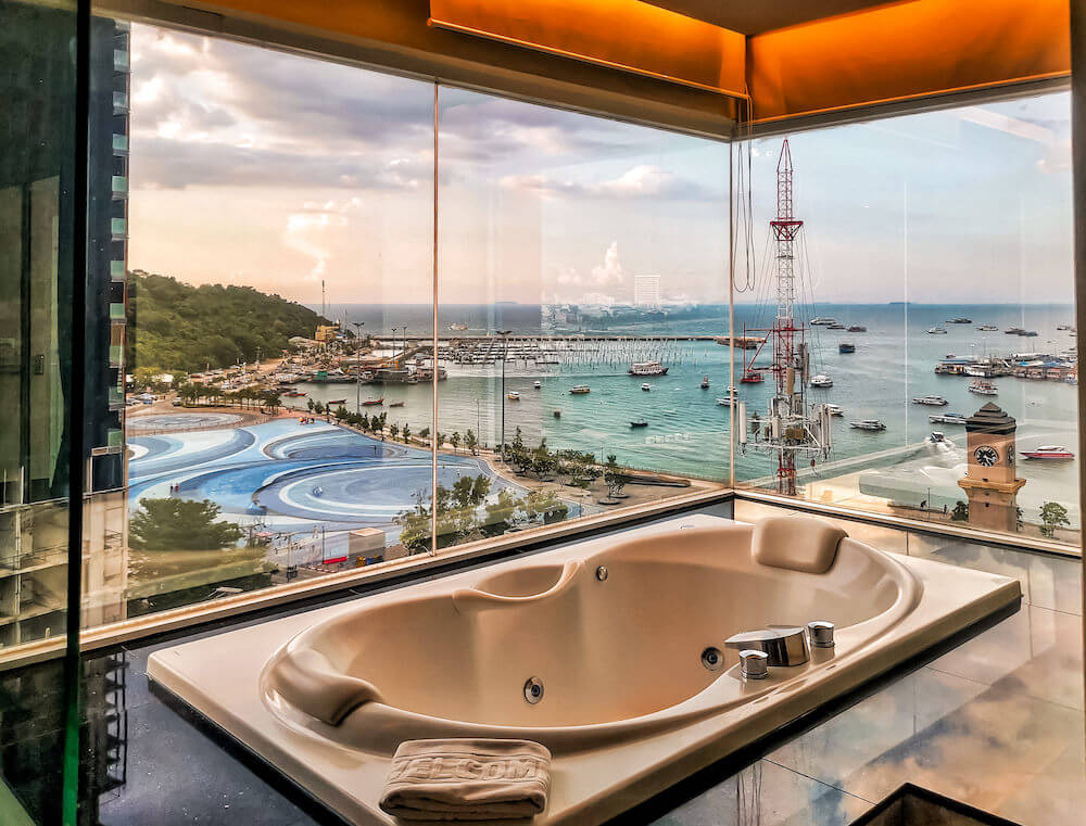バリハイ ベイ レジデンス(Balihai Bay Residence)プレミアム ダブル オーシャンビュールームのジャグジーバスタブ