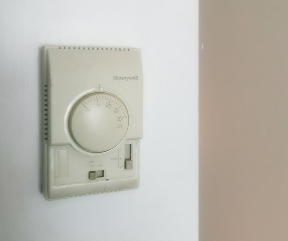 ホテル セレクション パタヤ(Hotel Selection Pattaya)客室のエアコンスイッチ