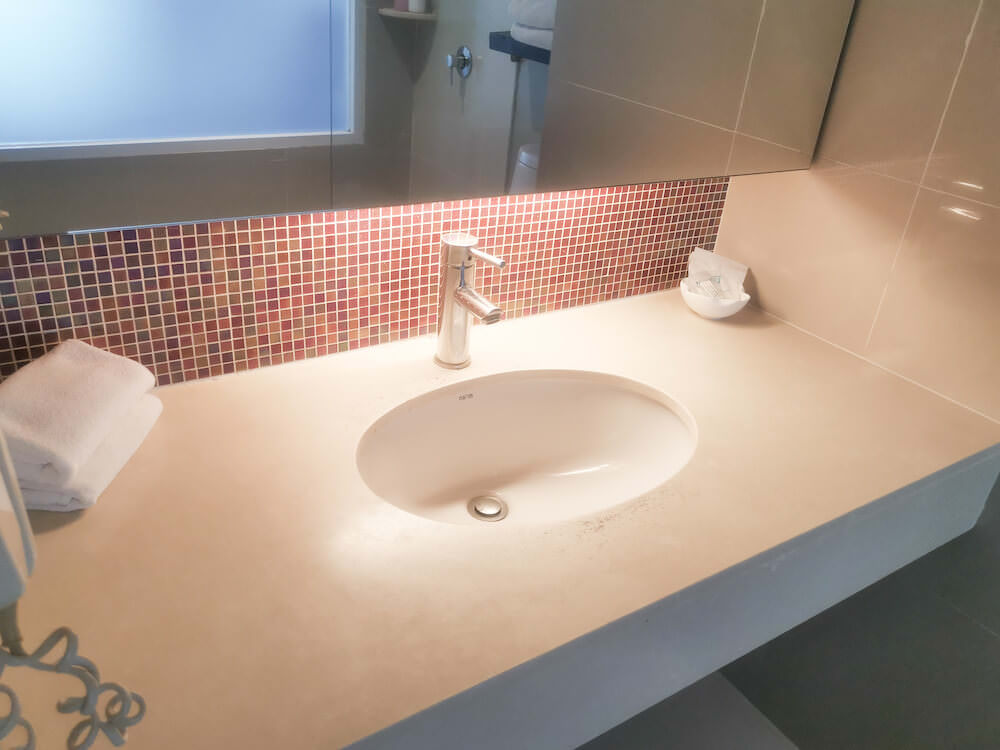 バスルームの洗面台とアメニティ