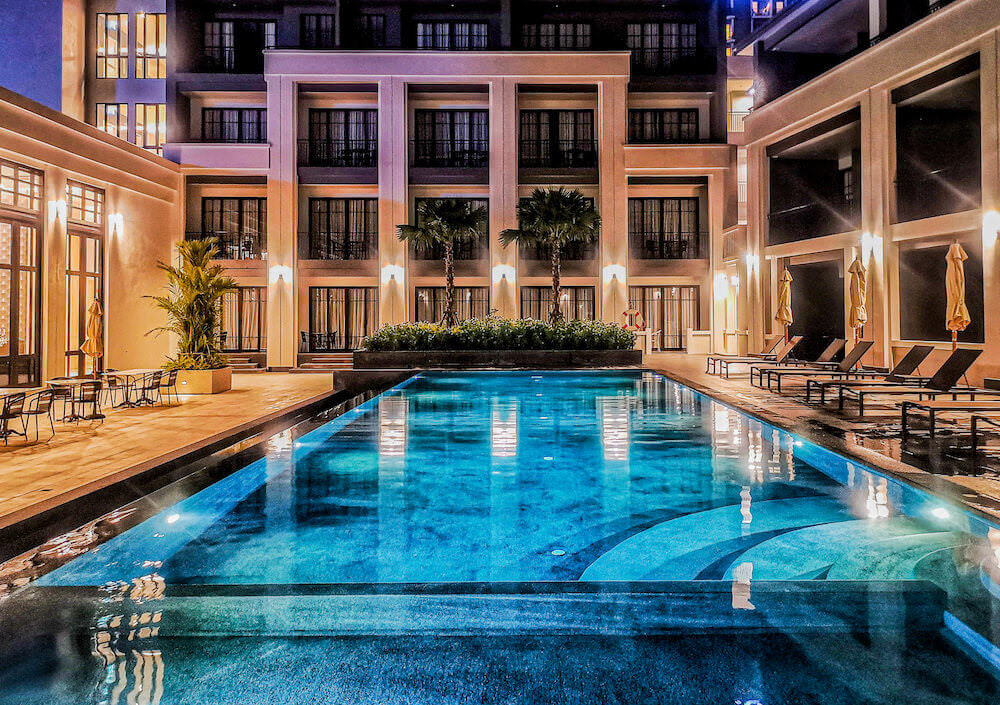 ワン パティオ ホテル パタヤ(One patio hotel pattaya)の夜のプール