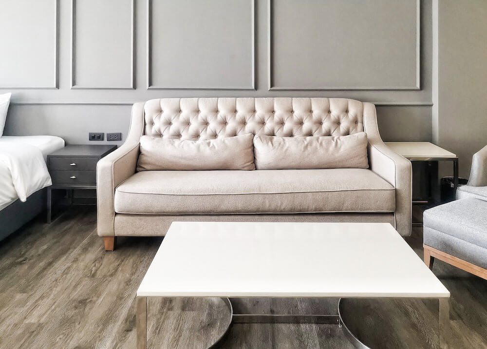 ワン パティオ ホテル パタヤ(One patio hotel pattaya)客室のソファー