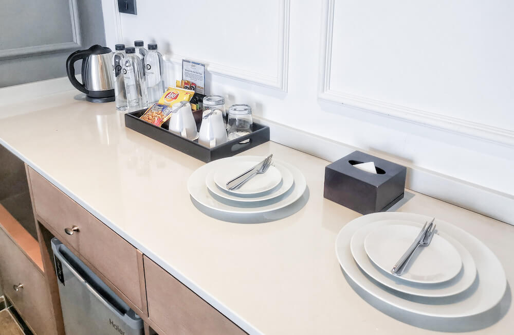 ワン パティオ ホテル パタヤ(One patio hotel pattaya)の客室に備えられている食器類