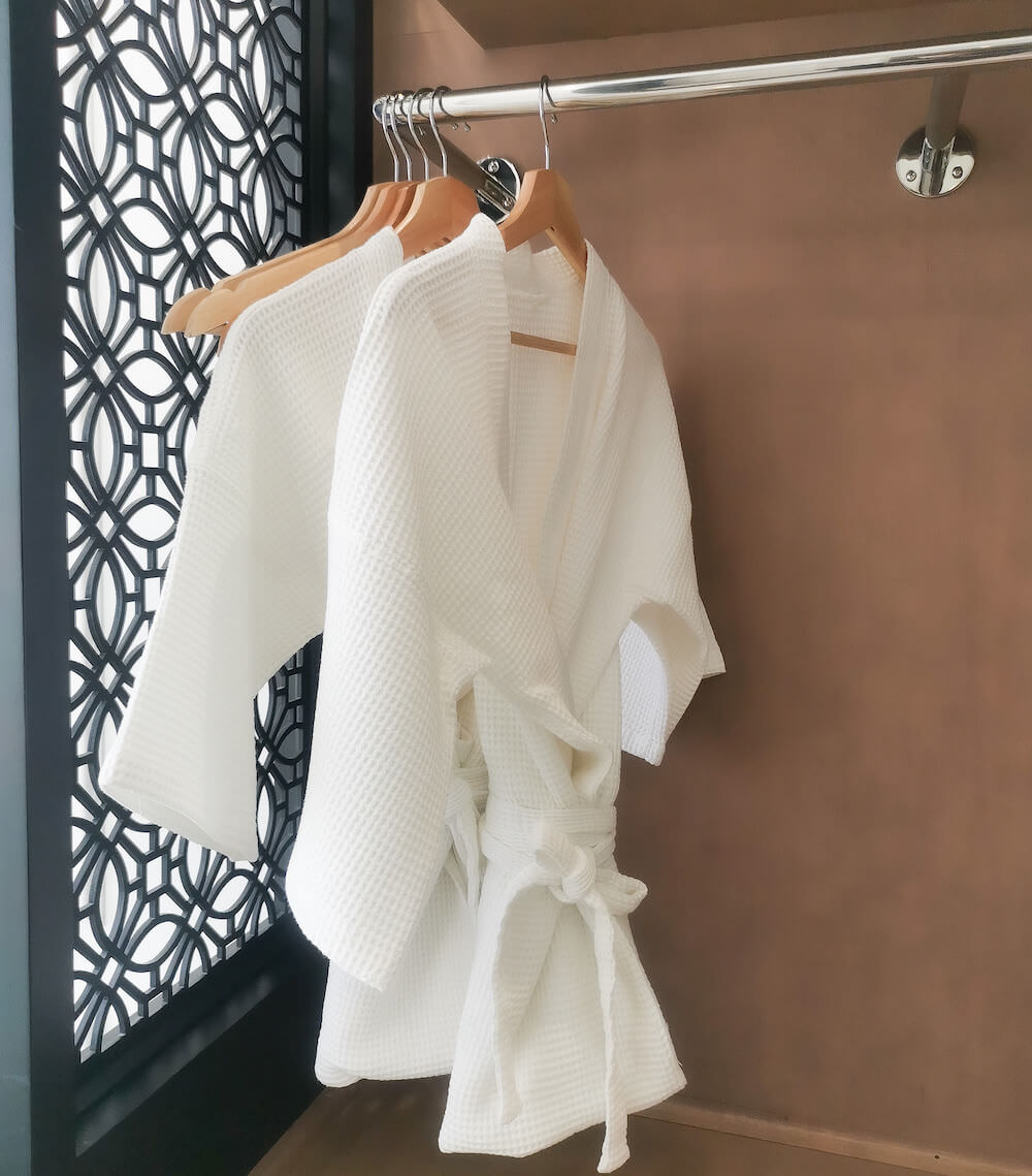 ワン パティオ ホテル パタヤ(One patio hotel pattaya)の客室に備えてあるバスローブ